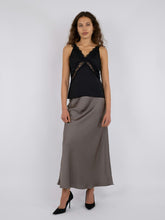 Indlæs billede til gallerivisning NEO NOIR Vicky Heavy Sateen Skirt Warm Grey