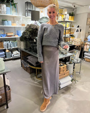 Indlæs billede til gallerivisning NEO NOIR Vicky Heavy Sateen Skirt Warm Grey