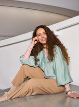 Indlæs billede til gallerivisning BLACK COLOUR Bcbeate Barrel Pant Latte