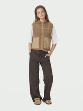 Indlæs billede til gallerivisning NEO NOIR Scout Teddy Waistcoat Taupe
