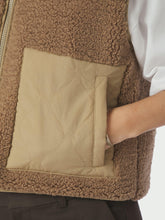 Indlæs billede til gallerivisning NEO NOIR Scout Teddy Waistcoat Taupe
