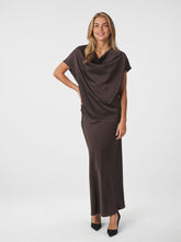 Indlæs billede til gallerivisning NEO NOIR Annabeth Heavy Sateen Tee Dark Brown
