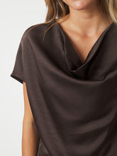 Indlæs billede til gallerivisning NEO NOIR Annabeth Heavy Sateen Tee Dark Brown
