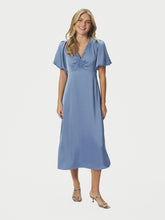 Indlæs billede til gallerivisning NEO NOIR Illana Heavy Sateen Dress Smoke Blue
