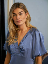 Indlæs billede til gallerivisning NEO NOIR Illana Heavy Sateen Dress Smoke Blue
