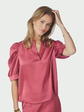 Indlæs billede til gallerivisning NEO NOIR Roella Heavy Sateen Blouse Cherry Pink
