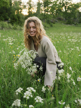 Indlæs billede til gallerivisning NEO NOIR Pixie Knit Cardigan Warm Grey
