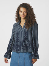 Indlæs billede til gallerivisning NEO NOIR Amara Stripe Emb Blouse Navy
