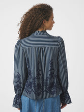 Indlæs billede til gallerivisning NEO NOIR Amara Stripe Emb Blouse Navy
