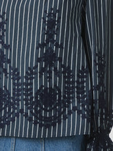 Indlæs billede til gallerivisning NEO NOIR Amara Stripe Emb Blouse Navy
