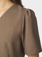 Indlæs billede til gallerivisning NEO NOIR Jules Pinstripe Blouse Taupe
