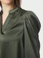 Indlæs billede til gallerivisning NEO NOIR Rosslyn Heavy Sateen Blouse Deep Green
