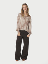 Indlæs billede til gallerivisning NEO NOIR Rosslyn Paisley Drop Blouse Dark Taupe
