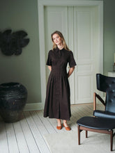 Indlæs billede til gallerivisning NEO NOIR Baia Poplin Dress Chocolate Brown
