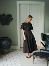 Indlæs billede til gallerivisning NEO NOIR Baia Poplin Dress Chocolate Brown
