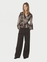 Indlæs billede til gallerivisning NEO NOIR Rista Paisley Drop Blouse Dark Brown
