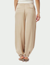 Indlæs billede til gallerivisning NEO NOIR Fayla Drapy Satin Ballon Dark Sand
