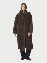 Indlæs billede til gallerivisning NEO NOIR Senta Faux Fur Dark Brown
