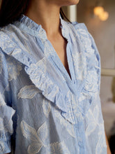 Indlæs billede til gallerivisning NEO NOIR Manet Jacquard Blouse Light Blue
