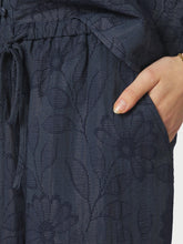 Indlæs billede til gallerivisning NEO NOIR Heifa Flower Stripe Pants Dark Blue
