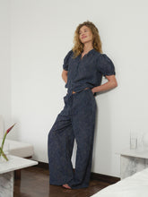 Indlæs billede til gallerivisning NEO NOIR Heifa Flower Stripe Pants Dark Blue
