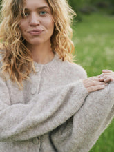 Indlæs billede til gallerivisning NEO NOIR Gio Fluffy Knit Cardigan Beige Melange
