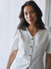 Indlæs billede til gallerivisning NEO NOIR Jules Summer Stripe Blouse Taupe Stripe
