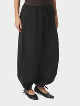 Indlæs billede til gallerivisning NEO NOIR Roxane Ballon Linen Pant Sort
