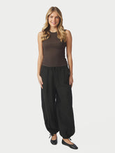 Indlæs billede til gallerivisning NEO NOIR Roxane Ballon Linen Pant Sort
