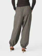 Indlæs billede til gallerivisning NEO NOIR Roxane Balloon Check Pants Dusty Army
