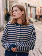 Indlæs billede til gallerivisning NEO NOIR Isana Stripe Fluffy Knit Cardigan Navy Striped
