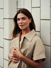 Indlæs billede til gallerivisning NEO NOIR Lisha Trench Vest Taupe
