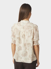 Indlæs billede til gallerivisning NEO NOIR Diana Faded Paisley Blouse Sand
