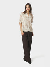 Indlæs billede til gallerivisning NEO NOIR Diana Faded Paisley Blouse Sand
