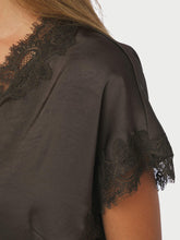 Indlæs billede til gallerivisning NEO NOIR Benera Sateen Lace Blouse Dark Brown
