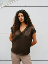 Indlæs billede til gallerivisning NEO NOIR Benera Sateen Lace Blouse Dark Brown
