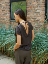 Indlæs billede til gallerivisning NEO NOIR Benera Sateen Lace Blouse Dark Brown
