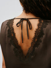 Indlæs billede til gallerivisning NEO NOIR Benera Sateen Lace Blouse Dark Brown
