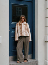 Indlæs billede til gallerivisning NEO NOIR Camina Jacket Faux Fur Beige
