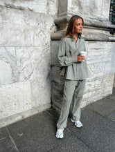 Indlæs billede til gallerivisning NEO NOIR Sonar Linen Pants Dusty Army

