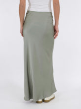 Indlæs billede til gallerivisning NEO NOIR Vicky Heavy Sateen Skirt Smoke Green
