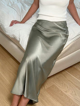 Indlæs billede til gallerivisning NEO NOIR Vicky Heavy Sateen Skirt Smoke Green
