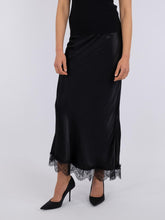 Indlæs billede til gallerivisning NEO NOIR Veroni Satin Lace Skirt Sort
