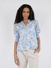 Indlæs billede til gallerivisning NEO NOIR Davina Rose Field Blouse Light Blue
