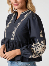 Indlæs billede til gallerivisning NEO NOIR Ginia Emb Blouse Navy
