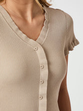 Indlæs billede til gallerivisning NEO NOIR Esla Frill Knit Tee Sand
