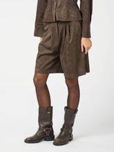 Indlæs billede til gallerivisning NEO NOIR Nika Faux Suede Bermuda Shorts Dark Brown
