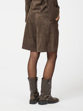 Indlæs billede til gallerivisning NEO NOIR Nika Faux Suede Bermuda Shorts Dark Brown
