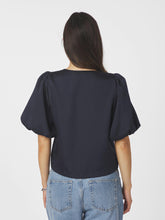 Indlæs billede til gallerivisning NEO NOIR Aisa Dull Satin Blouse Navy
