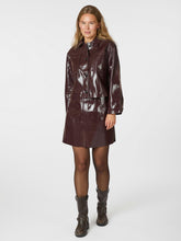 Indlæs billede til gallerivisning NEO NOIR Emilia Patent Jacket Burgundy
